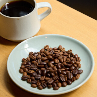 焙煎と配合にこだわり抜く、オリジナルブレンドコーヒーをどうぞ