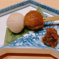 人形町 やま田 - 左は里芋、右はさつまいもをペースト状にした団子。ネギ味噌と。まあ、そのままの味です。