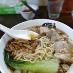 じゅーり - 一口食べて、少し乱れたチャ―シュ―麺