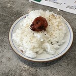 黄金製麺食堂 - 意外と小さいお皿のダイブ飯。スープに合う！