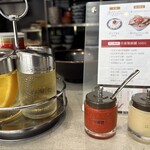 黄金製麺食堂 - 味変用の調味料。自家製高菜が旨い！