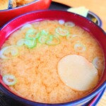 やぶ善 - 対流が物語る"熱々"提供の"味噌汁"は、出汁がしっかりと効いた絶品。