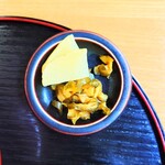 やぶ善 - 瑞々しくて冷たいのが嬉しい、箸休めの"お漬物"二種盛り。