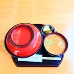 やぶ善 - 蓋がされた丼で、ふっくらと蒸されながらの提供です。