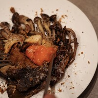 いろいろきのこの炭火焼 漬け卵黄ときのこのクランブル