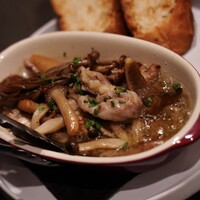 せせりといろいろきのこのアヒージョ バケット添え