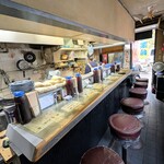 昭和 - 昭和 ＠茅場町 コンパクトサイズの店内 消しゴムマジックを使ってお客さん2名と店員さん1名消しています