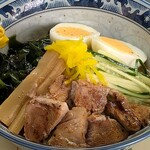 昭和 - 昭和 ＠茅場町 冷し中華 反対側からの眺め 黄色いトッピングは細切り沢庵