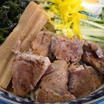 昭和 - 昭和 ＠茅場町 冷し中華にトッピングされる噛むと口の中でほどける炙り角切りチャーシューと噛み応えを残した炊き上がりのメンマ