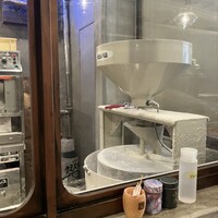 自家製粉石臼挽きうどん 青空blue 本店 - 挽き