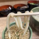 桂ちゃん - 次は天かすとネギを入れて頬張ります