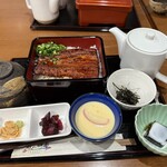 鰻の神楽 - 素晴らしい肉厚の鰻です♪ニンニクチップがまた合います。