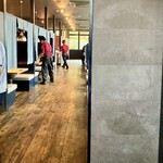 肉の青木商店 - エントランスから店内を望む(若いオニイサン増員中？ww)