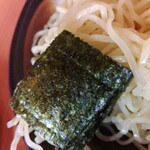 幸楽苑 - 海苔で巻く