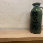 桂ちゃん - 激熱なだし汁　とっくり熱過ぎてヒモのところとおしぼりを使ってなんとか入れる感じです