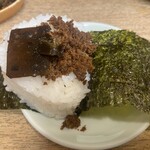 桂ちゃん - おにぎり150円に卓上のおかか、昆布を載せて