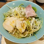 Ramen みず菜 - 焼豚は低温調理の鶏2枚 豚1枚