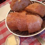 パザパ - 最初に運ばれてくるパンがこの量～バター付