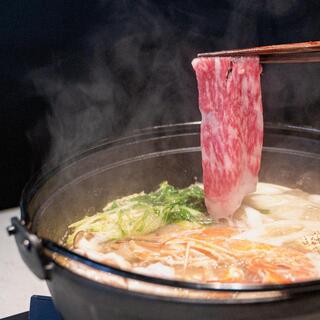 黄金スープに和牛や海鮮など、具材の旨味が溶け出した名物の鍋