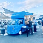 THE WHARF HOUSE YAMASHITA KOEN - 店の前にトラックあり。ここで買えるのはチョー便利。簡単スナックもある