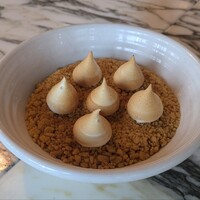 THE APOLLO - レモンパイ…柔らかいレアチーズのベースの上にクランブルの乗せて最後にマシュマロとメレンゲの中間のような物が乗っています。