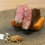 料理うめもと - サカエヤさんの近江牛サーロイン
      紀州備長炭焼き