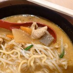 麺場 田所商店  - もつ煮は　モツ、こんにゃく、大根、人参が入っていました