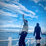 THE WHARF HOUSE - よく釣れていたガールズ釣りチーム。ガールなのに漁師みたいな後ろ姿だった笑