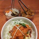 ブルー バード - ランチサラダとカレーの付け合わせ（ピクルス、福神漬？）