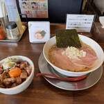 千葉房総 麺のマルタイ  - 背脂煮干（950円）大盛＋炙りチャーシュー丼（500円）