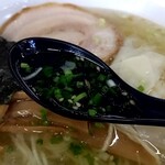 中華麺房 東龍 - 蓮華スープリフト⤴　澄んだ塩スープは旨味たっぷり♥