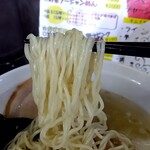 中華麺房 東龍 - 麺リフト⤴　細麺に塩味スープが絡んで旨し(๑´ڡ`๑)