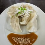 中華麺房 東龍 - 丁寧な仕事を感じさせる盛り付け♬手前の「タレ」がとてもあいます(^_^)v