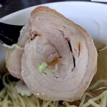 中華麺房 東龍 - チャーシュー蓮華リフト⤴　ホロリ♬崩れるチャーシュー♥