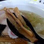 中華麺房 東龍 - メンマ蓮華リフト⤴
