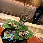 銀座 しのはら - 八寸　芋の葉　中秋の名月
      柿なます　赤蒟蒻とトマト、椎茸白和え　あげ銀杏　ニシンの昆布巻き　ほうれん草としめじのお浸し…