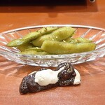 温鮮酒場 ちょんまげ - つきだしの枝豆と箸置き