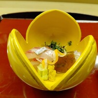 赤坂 菊乃井 - ⚫【向付】
                      「明石天然鯛　うおぜ　菊花酢漬け　山葵」