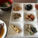 リブマックスリゾート瀬戸内シーフロント - 鉄火丼にローストビーフ、朝は和食派なので、おばんざいをちょっとずつとキッシュ。