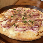 フランス酒場Teuf - タルトフランベ（さっぱりチーズと玉葱のピザ）