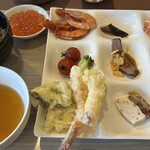 リブマックスリゾート瀬戸内シーフロント - 友達はいくら丼を2杯食べてたけど、私はいくらは小皿にドサっと。飲むイクラでしたわ♡  すき焼きやプルコギ、デザートたちの写真がなくて(T . T)