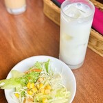 飯田橋エスニックSAPANA - ラッシーとサラダ