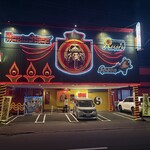 マジックスパイス - 電飾ギラギラの個性的なお店の外観