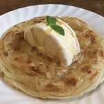 南インド料理 レジナ - 焼きたてサックサクパラタにギーとはちみつをかけてアイスをトッピングした背徳の絶品デザート、ギーハニーパラタアイスクリーム(¥550)