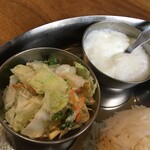 南インド料理 レジナ - 千切りキャベツにドレッシングをかけてとりあえず出しました、みたいなサラダじゃないのが良いです。ヨーグルトはデザートです。