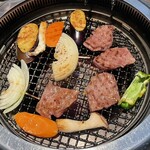 牛宗 まるなか 男山店 - 特選上ロースと野菜