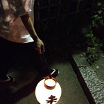 未在 - 帰りは、お弟子さん達に足元を照らされて