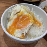 キッチンビバ - 目玉焼きはご飯にIN！