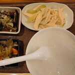 老酒舗 - セロリと湯葉の冷製も追加美味しい。