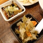 老酒舗 - 手前日替わり漬物美味しい。奥ピータン美味しい。